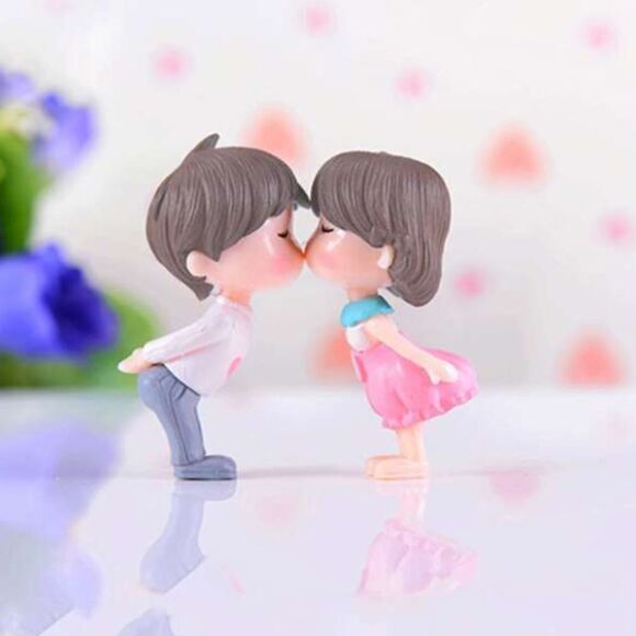 Mini Kissing Couple Figurine - Picture 1 of 4